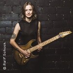 Yasi Hofer - Gitarristin - Steve Vai, Helene Fischer, u.v.m